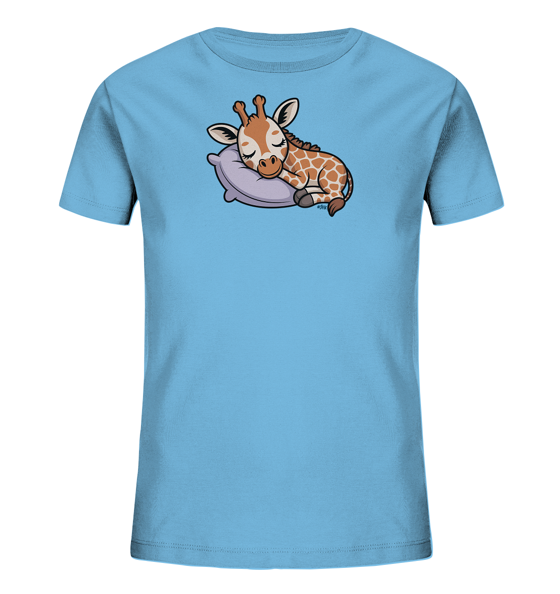 Onlineshop Shirts fuer Kinder - Das Bild zeigt ein hellblaues Kinder-T-Shirt mit einem niedlichen Tiermotiv. Eine kleine Giraffe mit braunen Flecken schlaeft friedlich auf einem lilafarbenen Kissen. Das Design vermittelt eine ruhige und sanfte Stimmung, ideal fuer Kinder. Die Farben sind harmonisch aufeinander abgestimmt und wirken beruhigend.