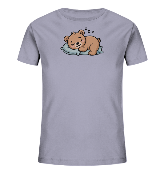 Onlineshop Shirts fuer Kinder - Das Bild zeigt ein hellgraues Kinder-T-Shirt mit einem niedlichen Aufdruck. Ein brauner Zeichentrickbaer schlaeft friedlich auf einem hellblauen Kissen. Über seinem Kopf sind "Z Z Z" dargestellt, was seinen Schlaf symbolisiert. Das Design wirkt beruhigend und ist ansprechend fuer kleine Kinder.
