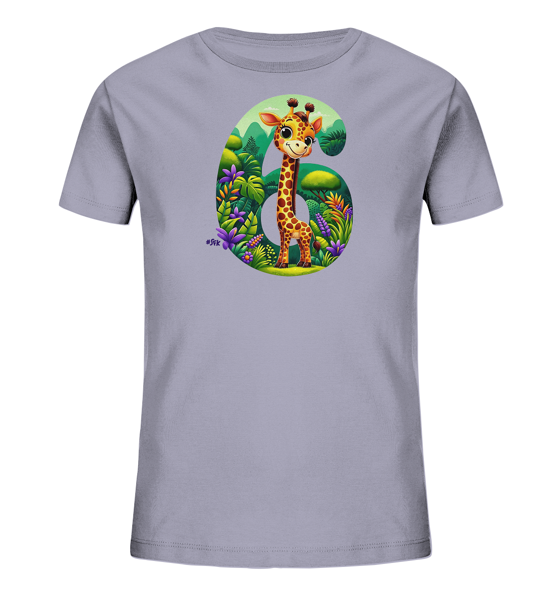 Onlineshop Shirts fuer Kinder - Das Bild zeigt ein hellgraues T-Shirt fuer Kinder. Es ist mit einer farbenfrohen Illustration einer Cartoon-Giraffe bedruckt. Die Giraffe steht inmitten einer ueppigen, tropischen Landschaft, die die Form der Zahl Sechs bildet. Das Design ist lebendig und ansprechend gestaltet.