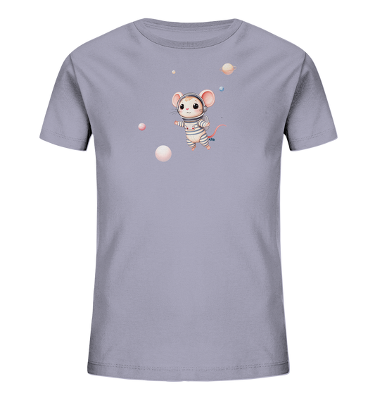 Onlineshop Shirts fuer Kinder - Das Bild zeigt ein hellgraues Kinder-T-Shirt mit einem niedlichen Motiv einer Maus im Astronautenanzug. Die Maus traegt einen gestreiften Raumanzug und einen Helm mit Kopfhoerern. Sie schwebt inmitten mehrerer pastellfarbener Himmelskoerper unterschiedlicher Groessen. Das verspielte Design verleiht dem Shirt einen fantasievollen Weltraum-Charakter.