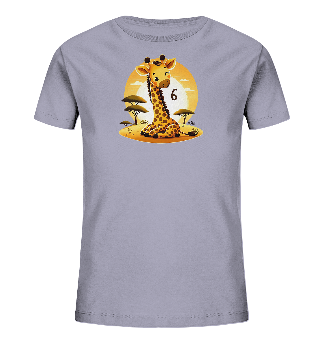 Onlineshop Shirts fuer Kinder - Das Bild zeigt ein hellgraues Kinder-T-Shirt mit einem niedlichen Aufdruck einer sitzenden Cartoon-Giraffe. Die Giraffe hat ein froehliches Gesicht und typische Flecken, platziert in einer Darstellung der afrikanischen Savanne mit Baeumen und einem grossen Sonnenkreis im Hintergrund. Neben dem Kopf der Giraffe ist prominent die Zahl '6' abgebildet. Das gesamte Design wirkt verspielt und ansprechend fuer junge Kinder.