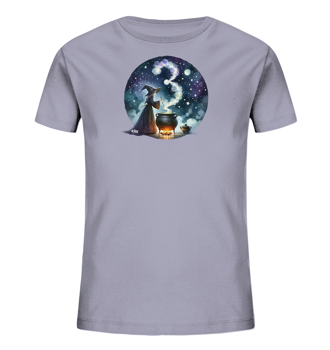 Onlineshop Shirts fuer Kinder - Das Bild zeigt ein hellgraues Kinder-T-Shirt mit einem runden Motiv. Im Motiv ist eine Zauberin zu sehen, die einen Kessel ruehrt. Aus dem Kessel steigt Rauch auf, der die Form der Zahl Drei annimmt. Der Hintergrund zeigt einen Sternenhimmel, was dem Design eine magische Note verleiht.