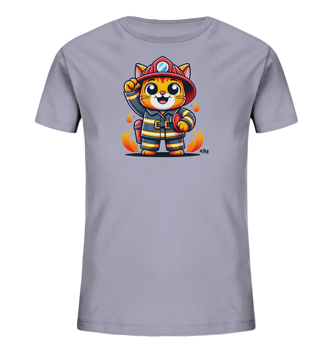 Onlineshop Shirts fuer Kinder - Das Bild zeigt ein hellgraues Kinder-T-Shirt mit einer niedlichen Grafik auf der Vorderseite. Die Grafik stellt eine Cartoon-Katze dar, die als Feuerwehrmann verkleidet ist, komplett mit Helm und Uniform. Die Katze winkt und steht inmitten kleiner Flammen. Das Design wirkt verspielt und abenteuerlich.
