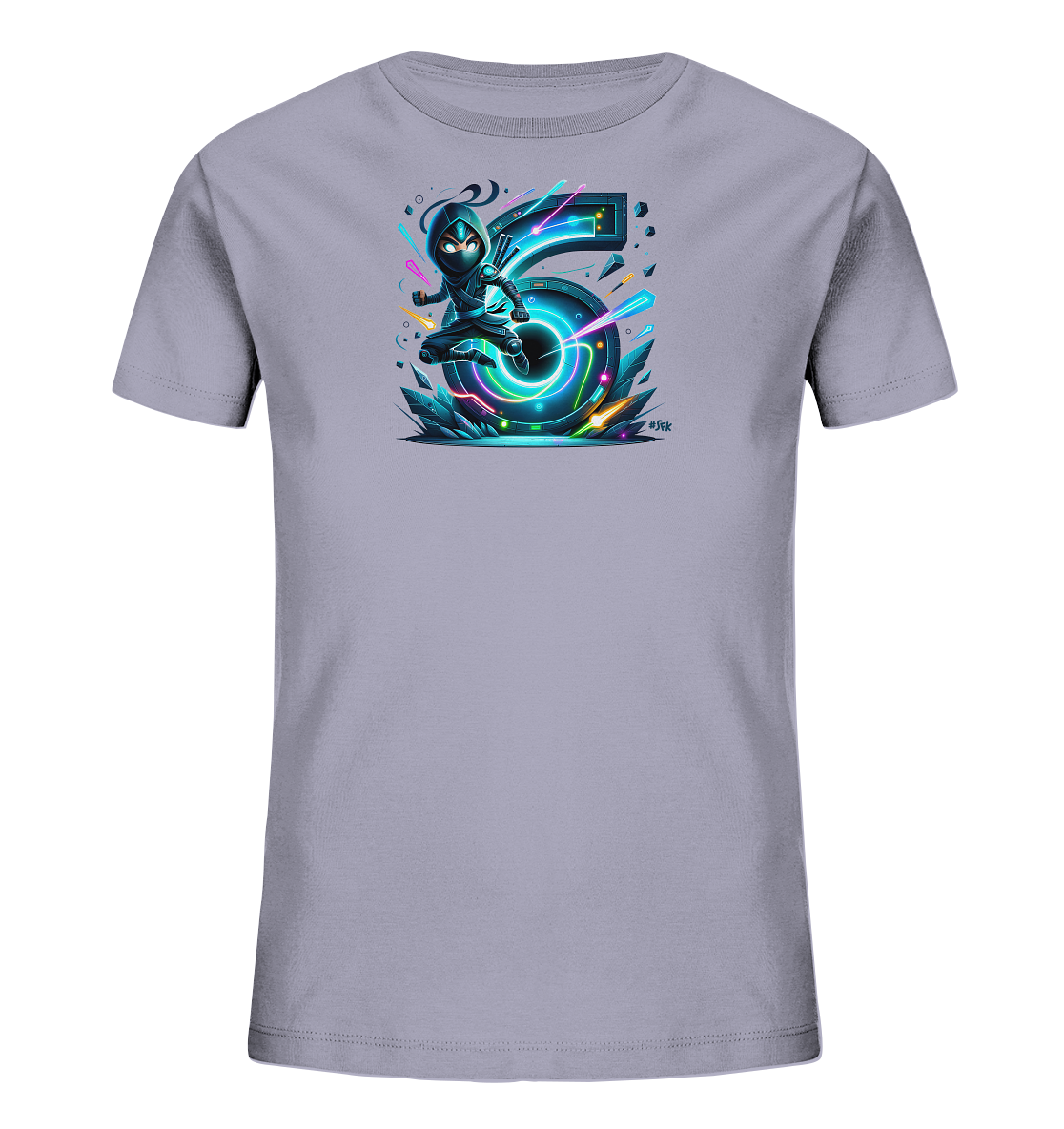 Onlineshop Shirts fuer Kinder - Das Bild zeigt ein hellgraues Kinder-T-Shirt mit einem dynamischen Motiv. Auf der Vorderseite ist eine Cartoon-Figur im Ninja-Stil zu sehen, die neben einer grossen, leuchtenden Zahl '6' positioniert ist. Die Zahl '6' ist modern und farbenfroh mit Neon-Elementen gestaltet, umgeben von energiegeladenen grafischen Effekten. Das Design wirkt actionreich und futuristisch, passend fuer Kinder.
