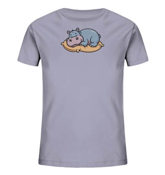 Onlineshop Shirts fuer Kinder - Das Bild zeigt ein hellgraues Kinder-T-Shirt mit einem niedlichen Print. Darauf ist ein schlafendes, blau-graues Nilpferd mit rosa Schnauze abgebildet, das entspannt auf einem orangefarbenen Kissen liegt. Das Design ist liebevoll gestaltet und verleiht dem Shirt einen ruhigen, verspielten Charakter. Es ist ideal fuer kleine Tierliebhaber.