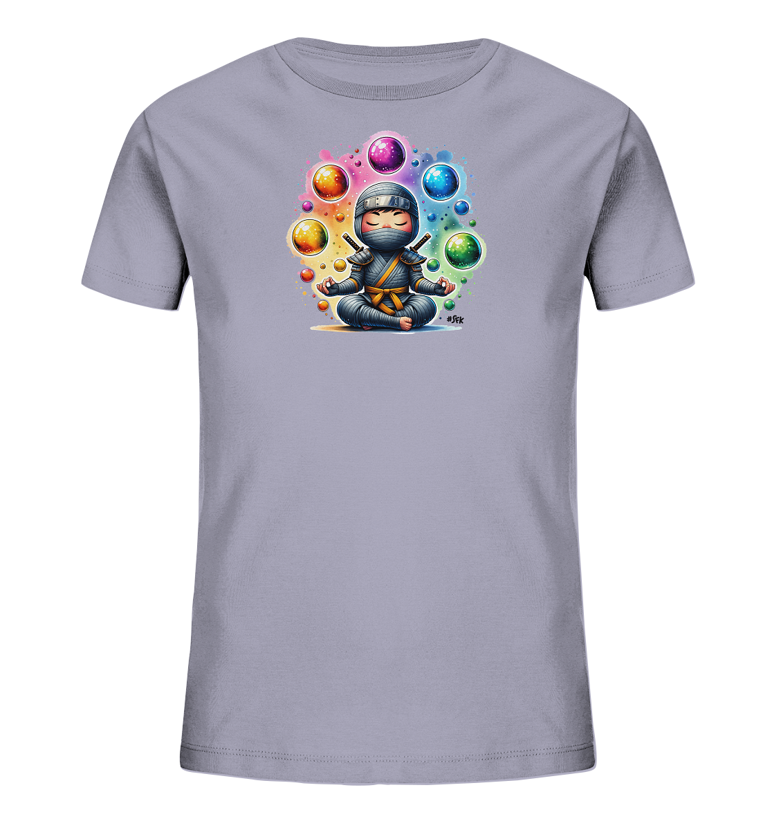 Onlineshop Shirts fuer Kinder - Dieses hellgraue Kinder-T-Shirt praesentiert auf der Vorderseite eine farbenfrohe Illustration. Sie zeigt eine niedliche Figur in einem Ninja-Outfit, die in einer entspannten Meditationspose sitzt. Um die Figur herum schweben leuchtende Kugeln in verschiedenen Farben sowie kleine Tupfen. Das Motiv verleiht dem Shirt einen einzigartigen und fantasievollen Look.