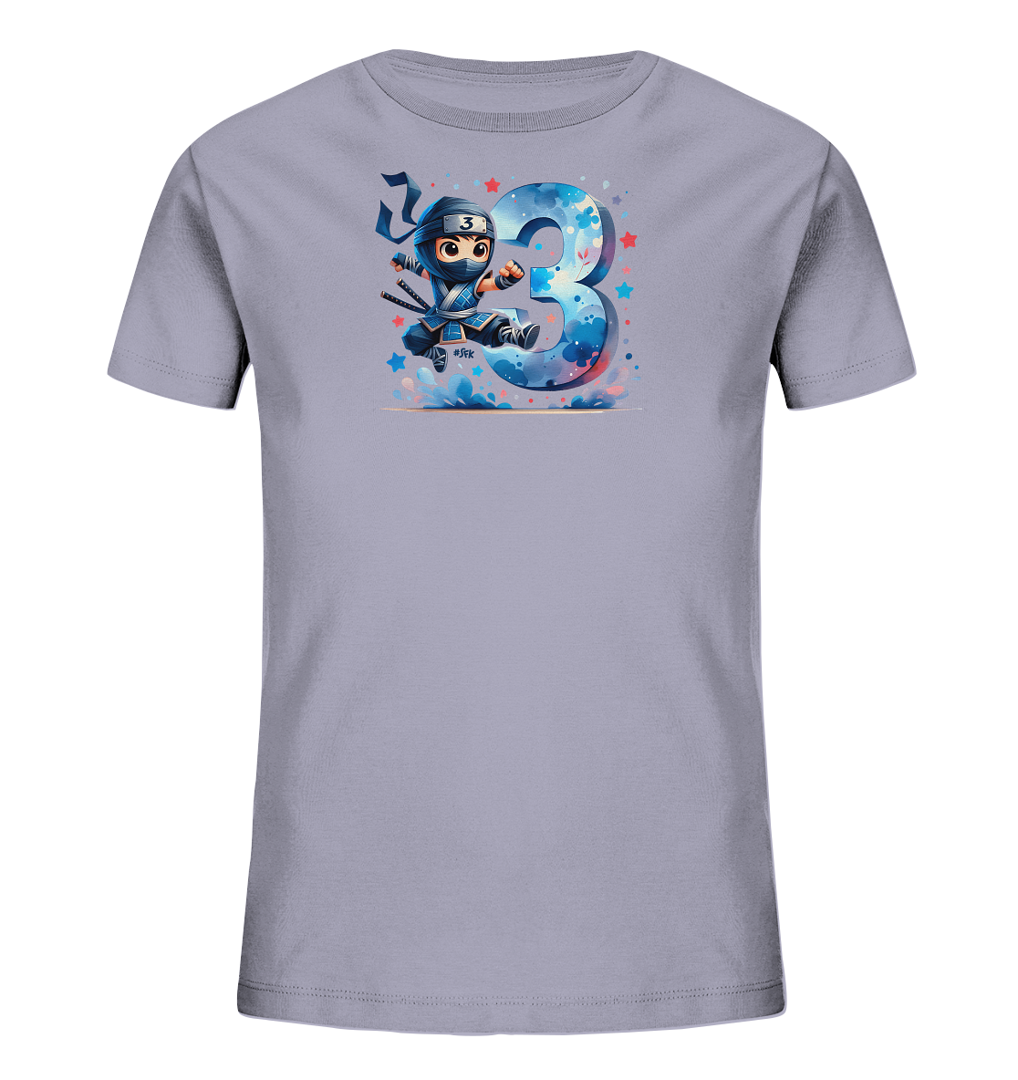 Onlineshop Shirts fuer Kinder - Das Bild zeigt ein hellgraues T-Shirt fuer Kinder mit einem farbenfrohen Motiv. Ein kleiner Cartoon-Ninja springt neben einer grossen, kuenstlerisch gestalteten Zahl Drei. Das Design ist mit kleinen Sternen in verschiedenen Farben verziert, was dem Motiv eine verspielte Note gibt. Es ist ein auffaelliges Shirt, das Freude bereitet.