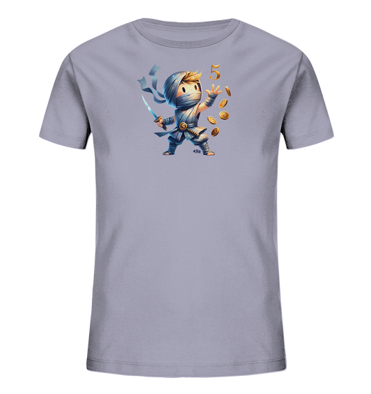 Onlineshop Shirts fuer Kinder - Das Bild zeigt ein hellgraues Kinder-T-Shirt. Es ist mit einer niedlichen Cartoon-Illustration eines als Ninja verkleideten Kindes bedruckt. Der Ninja wirft goldene Muenzen in die Luft. Über ihm schwebt die goldene Zahl '5'.
