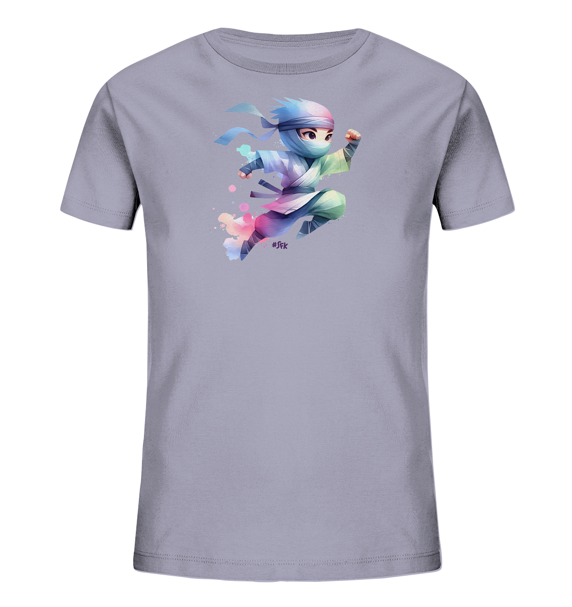 Onlineshop Shirts fuer Kinder - Das Bild zeigt ein hellgraues T-Shirt mit einem farbenfrohen Aufdruck in der Mitte. Abgebildet ist eine stilisierte Figur in einer springenden oder fliegenden Pose, die an einen jungen Ninja erinnert. Die Figur traegt eine Maske und ein buntes Gewand mit Farbverlaeufen, umgeben von weichen Farbeffekten. Das Motiv ist dynamisch und lebhaft gestaltet.