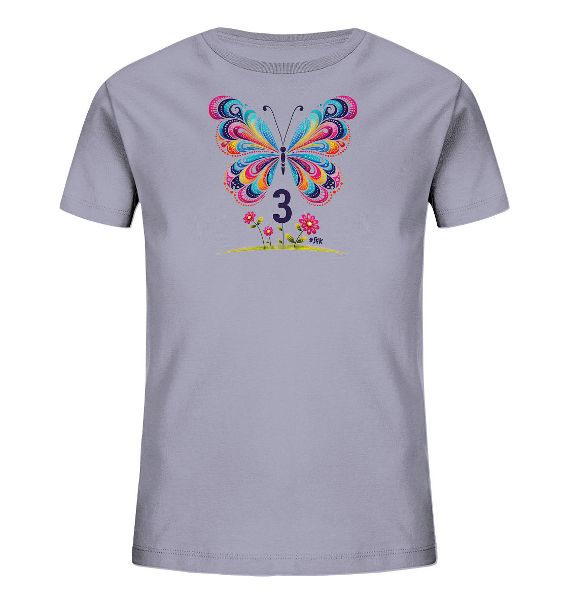 Onlineshop Shirts fuer Kinder - Das Bild zeigt ein hellgraues Kinder-T-Shirt mit einer farbenfrohen Schmetterlingsillustration auf der Vorderseite. Der Schmetterling ist detailliert gestaltet und zeigt leuchtende Farben in einem komplexen Muster. Unter dem Schmetterling ist die grosse Zahl '3' in dunkler Farbe platziert, umgeben von stilisierten Blumen. Dieses Design ist verspielt und froehlich, ideal fuer Kinder.