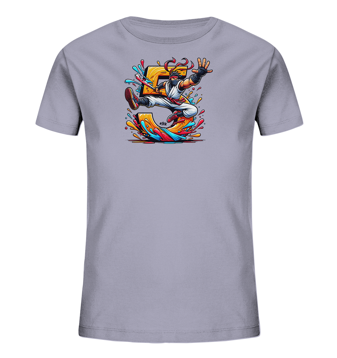 Onlineshop Shirts fuer Kinder - Das graue Kinder-T-Shirt praesentiert eine lebhafte Illustration. Eine stilisierte, gelbe Zahl Fuenf wird von bunten Farbspritzern umrahmt. Eine dynamische Figur in Kampfsportkleidung springt akrobatisch ueber die Zahl. Das gesamte Motiv vermittelt Energie und Bewegung.