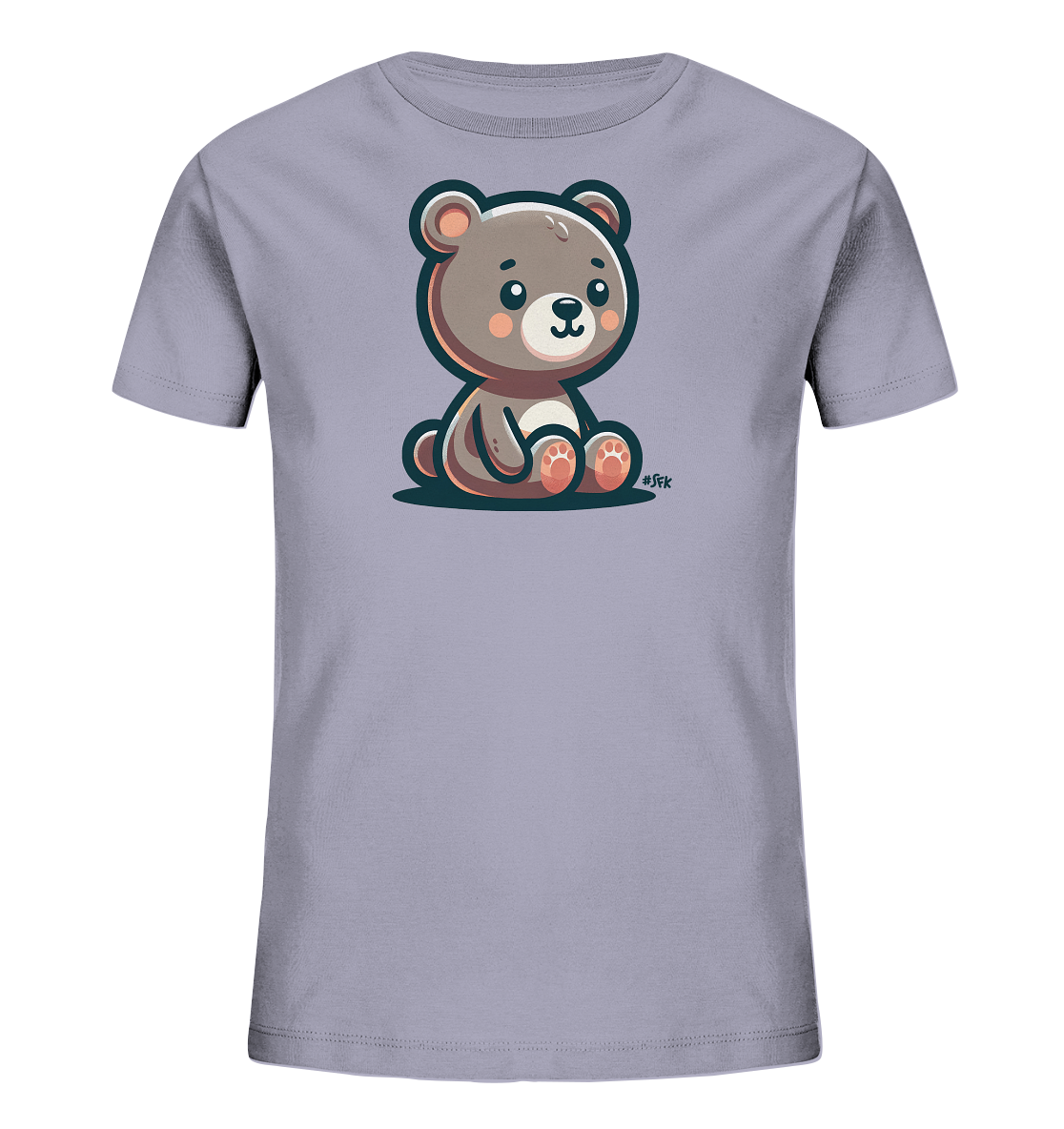 Onlineshop Shirts fuer Kinder - Das Bild zeigt ein hellviolettes T-Shirt mit einem entzueckenden Motiv eines sitzenden kleinen Baeren. Der Cartoon-Baer ist braun mit helleren Details und hat grosse Augen sowie rosige Wangen. Er sitzt aufrecht mit den Pfoten vor sich und laechelt freundlich. Dieses Design verleiht dem Shirt einen niedlichen und kinderfreundlichen Look.