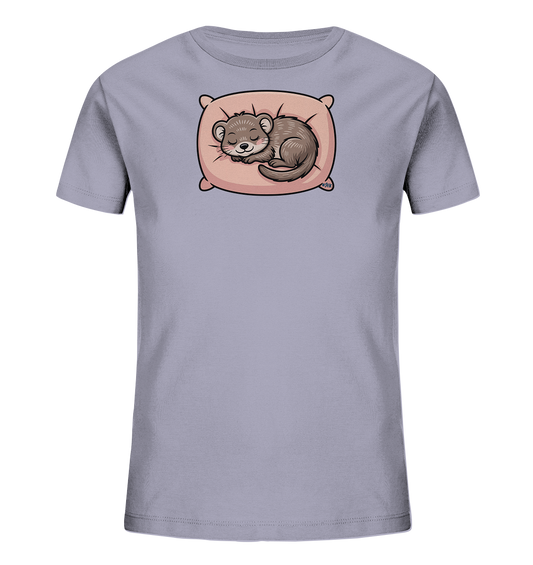 Onlineshop Shirts fuer Kinder - Das Bild zeigt ein hellviolettes Kinder-T-Shirt mit einem niedlichen Aufdruck. Darauf ist ein schlafendes, braunes Tier zu sehen, das friedlich zusammengerollt auf einem rosafarbenen Kissen liegt. Das Tier hat die Augen geschlossen und einen sanften Gesichtsausdruck. Das liebevoll gestaltete Motiv verleiht dem Shirt einen ruhigen und suessen Charakter.