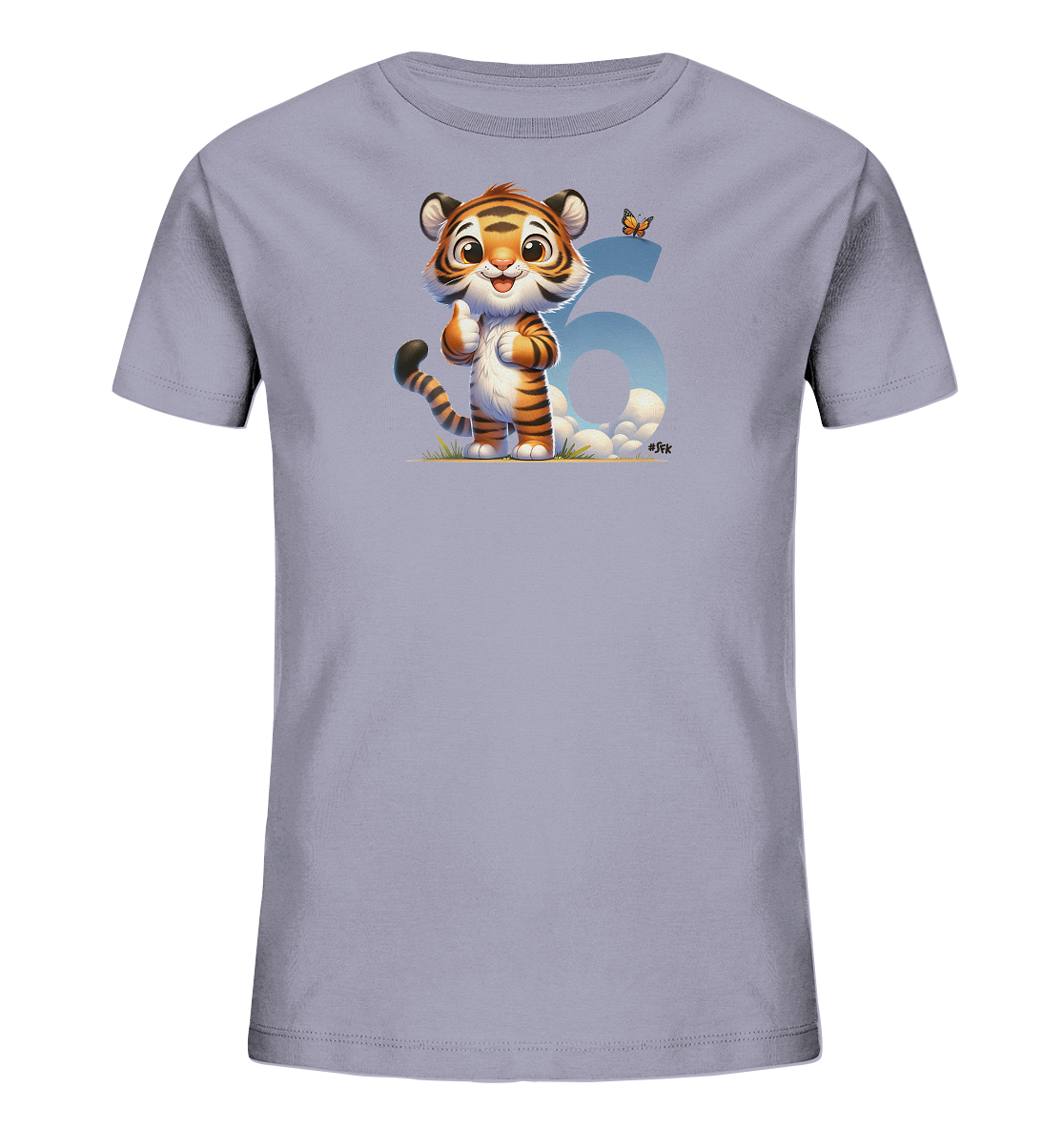 Onlineshop Shirts fuer Kinder - Das Bild zeigt ein hellgraues Kinder-T-Shirt mit einem froehlichen Motiv eines Comic-Tigers. Der Tiger steht auf einer Wiese, laechelt und zeigt einen Daumen hoch. Hinter ihm ist eine grosse, hellblaue Zahl '6' zu sehen, die von Wolken umgeben ist. Ein kleiner orangefarbener Schmetterling fliegt ueber der Zahl.