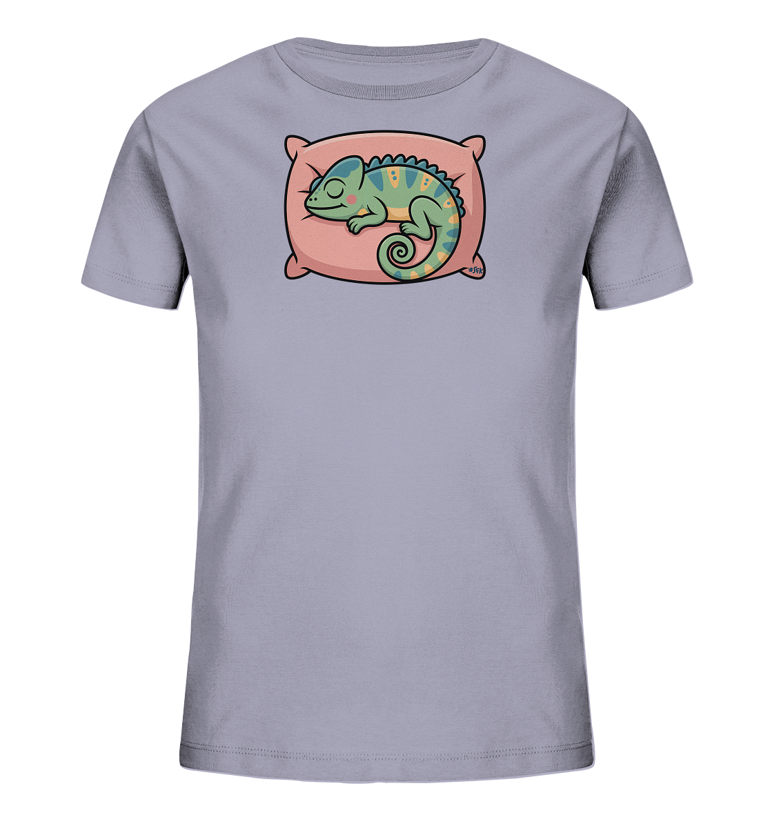 Onlineshop Shirts fuer Kinder - Das Bild zeigt ein hellviolettes Kinder-T-Shirt mit einem niedlichen Aufdruck eines schlafenden Chamaeleons. Das Chamaeleon ist gruen-blau gefaerbt mit gelben Akzenten und liegt eingerollt auf einem rosafarbenen Kissen. Es hat die Augen geschlossen und wirkt friedlich schlafend. Das Design ist verspielt und farbenfroh, ideal fuer Kinder.