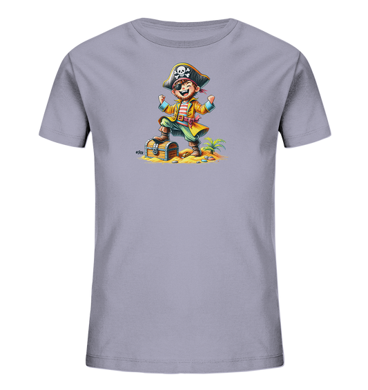 Onlineshop Shirts fuer Kinder - Das Bild zeigt ein hellgraues Kinder T-Shirt. Auf der Vorderseite ist eine bunte Illustration eines froehlichen Kinderpiraten abgebildet. Der Pirat steht triumphierend auf einer Schatzkiste auf einer kleinen Insel mit Palme. Dieses Motiv wirkt lebendig und abenteuerlich.
