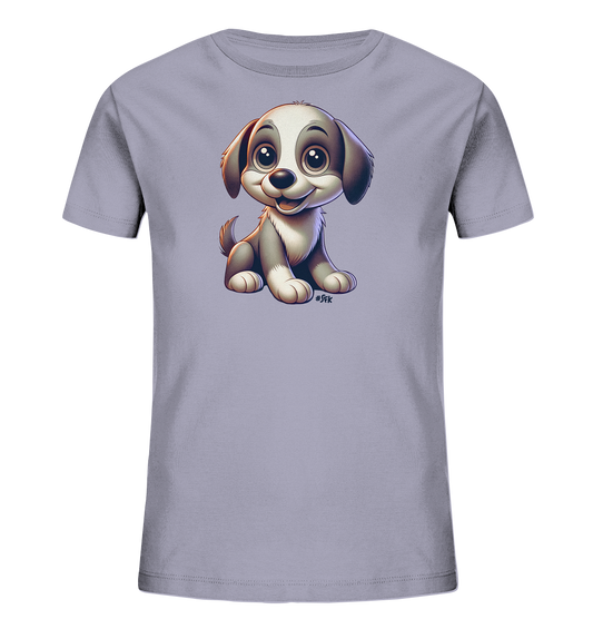 Onlineshop Shirts fuer Kinder - Dieses Bild zeigt ein Kinder T-Shirt in einem hellen Lavendelton. Auf der Vorderseite ist eine niedliche Cartoon-Illustration eines Welpen zu sehen. Der kleine Hund sitzt und blickt mit grossen, freundlichen Augen nach vorne. Das Design ist farbenfroh und ansprechend gestaltet.