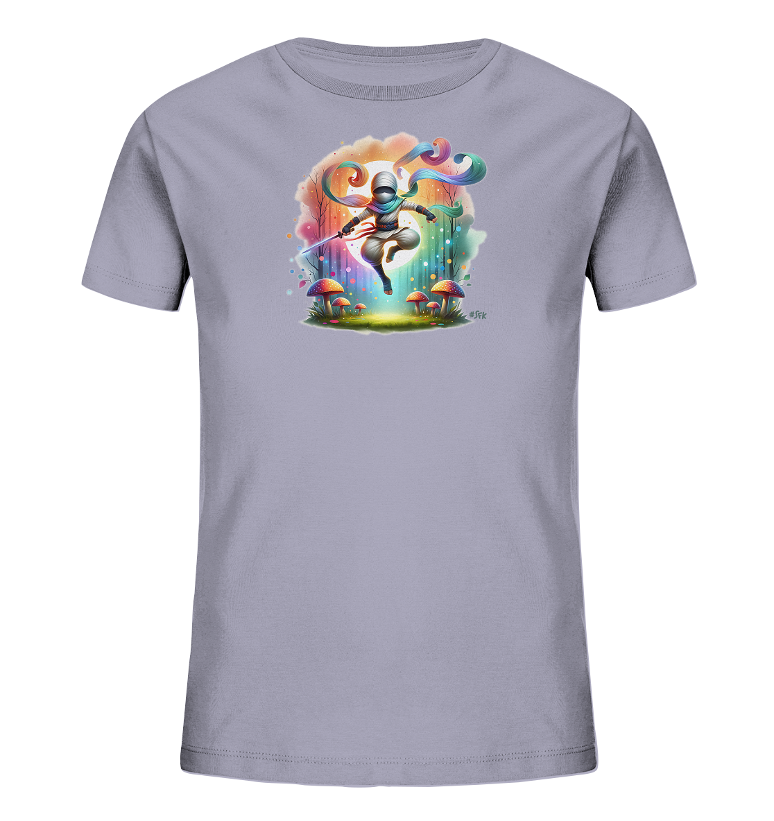 Onlineshop Shirts fuer Kinder - Das Bild zeigt ein hellgraues T-Shirt fuer Kinder. Auf der Vorderseite ist eine Illustration eines springenden Charakters mit Schwert und fliessendem Schal in einer mystischen Landschaft abgebildet. Die Szene ist umgeben von Baeumen und leuchtenden Pilzen, mit einem farbenfrohen Licht im Hintergrund. Das Design besticht durch leuchtende Farben und eine fantasievolle Darstellung.
