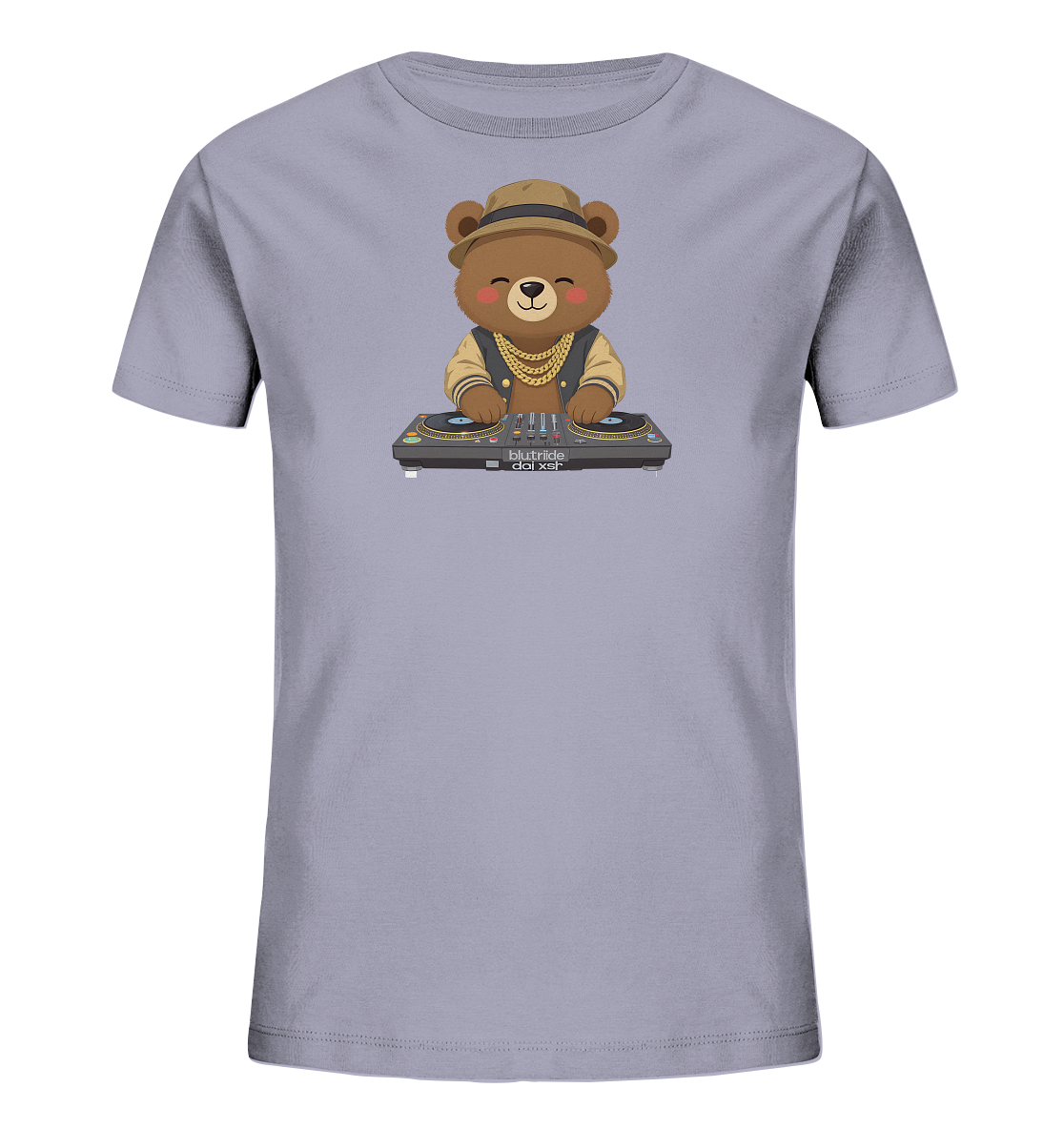 Onlineshop Shirts fuer Kinder - Das Bild zeigt ein hellviolettes Kinder-T-Shirt mit einem niedlichen Cartoon-Baer als DJ. Der Baer traegt einen Hut, eine goldene Kette und eine Jacke, waehrend er ein Mischpult bedient. Sein zufriedener Gesichtsausdruck verleiht dem Design eine froehliche und einladende Ausstrahlung. Das schlichte T-Shirt hebt das verspielte Motiv hervor.