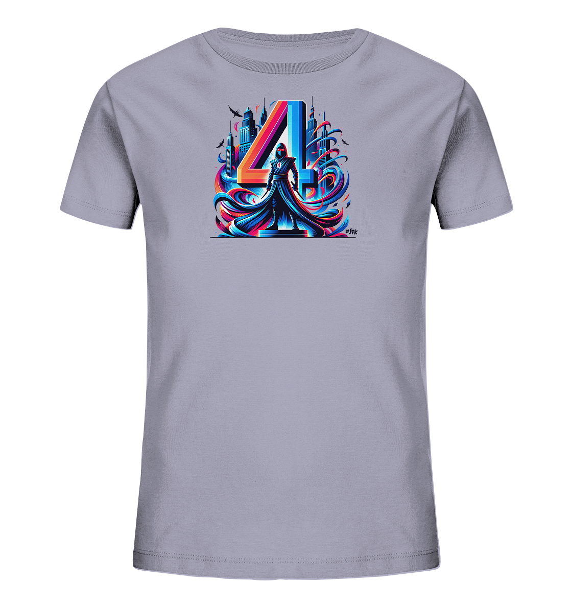 Onlineshop Shirts fuer Kinder - Dieses hellgraue Kinder-T-Shirt zeigt eine auffaellige Grafik. Im Zentrum steht eine grosse, farbenfrohe Zahl 4 in einem abstrakten Stil. Davor ist eine dunkle, heldenhafte Figur mit wehendem Umhang dargestellt. Das Design verwendet leuchtende Blau-, Rot- und Orangetoene und wird von einer stilisierten Stadtszene im Hintergrund ergaenzt.