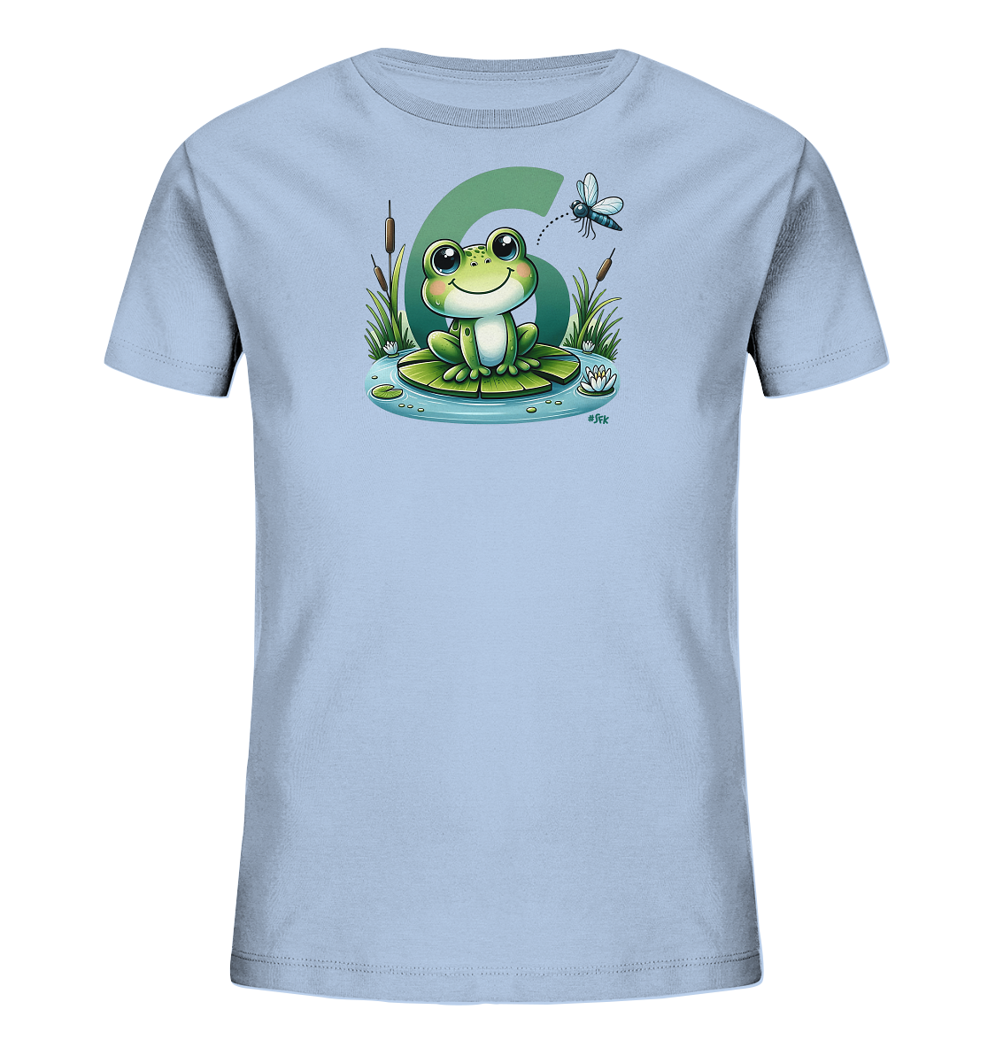 Onlineshop Shirts fuer Kinder - Das Bild zeigt ein hellblaues T-Shirt fuer Kinder mit einer Illustration eines froehlichen Cartoon-Frosches auf einem Seerosenblatt. Im Hintergrund ist eine grosse gruene Zahl '6' abgebildet. Das Motiv umfasst Wasserpflanzen, Wasser und ein kleines fliegendes Insekt. Das Design wirkt verspielt und naturverbunden.