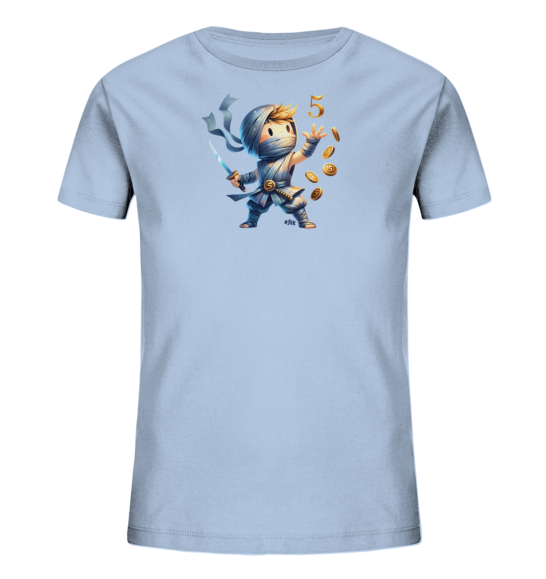 Onlineshop Shirts fuer Kinder - Das Bild zeigt ein hellblaues T-Shirt mit einem dynamischen Motiv eines stilisierten Ninjas. Der Charakter traegt eine Augenbinde und haelt ein kleines Schwert, waehrend goldene Muenzen und die Zahl '5' um ihn herumfliegen. Das Design wirkt verspielt und actionreich, ideal fuer Kinder.