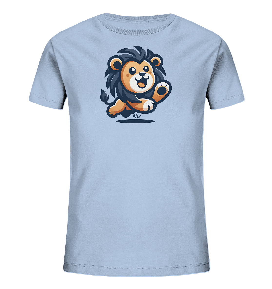 Onlineshop Shirts fuer Kinder - Dieses hellblaue Kinder-T-Shirt zeigt eine niedliche, cartoonartige Illustration eines springenden Loewenbabys. Das Loewenbaby hat einen froehlichen Ausdruck und eine dunkle Maehne. Die Grafik wirkt lebendig und verspielt, ideal fuer kleine Tierfreunde.