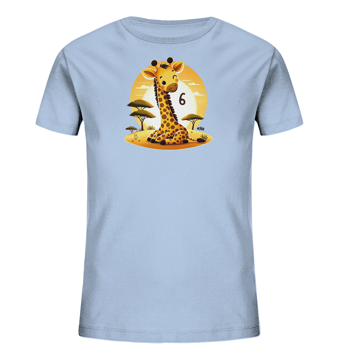 Onlineshop Shirts fuer Kinder - Das hellblaue T-Shirt zeigt eine suesse, sitzende Cartoon-Giraffe. Im Hintergrund ist eine Szene mit Baeumen und einem grossen gelben Kreis, der die Sonne darstellt. Neben der Giraffe ist die Zahl '6' zu sehen. Dieses Design ist verspielt und ideal fuer Kinder.