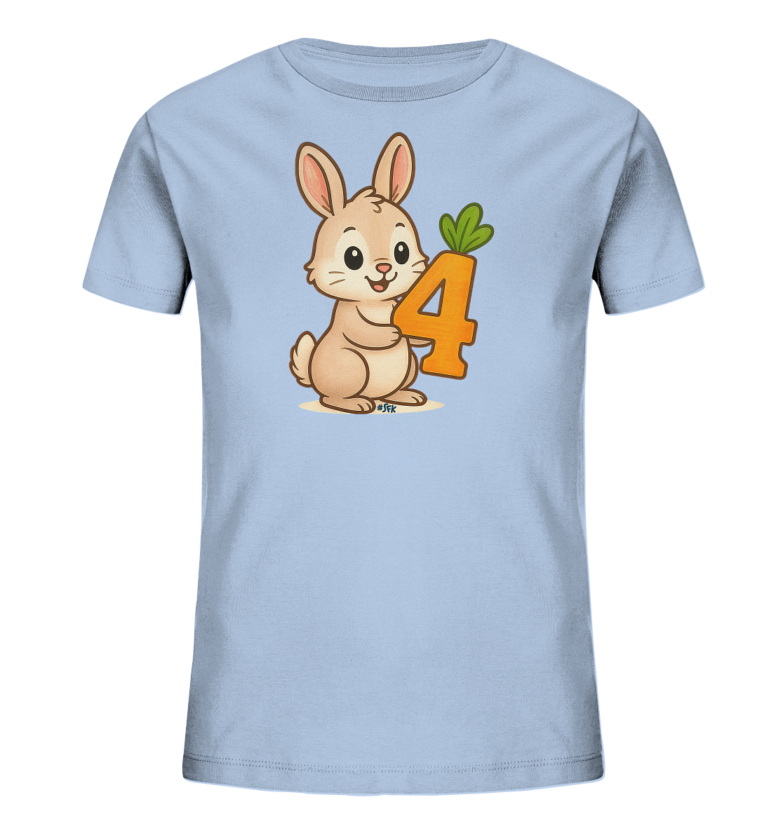 Onlineshop Shirts fuer Kinder - Das Bild zeigt ein hellblaues Kinder-T-Shirt mit einem niedlichen Cartoon-Kaninchen auf der Vorderseite. Das Kaninchen laechelt und haelt die orangefarbene Zahl '4', die mit gruenen Blaettern wie eine Karotte gestaltet ist. Die Illustration ist zentral platziert und hat eine freundliche, verspielte Ausstrahlung.