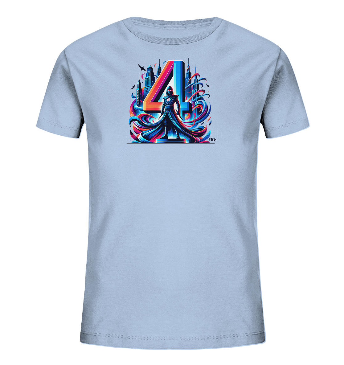 Onlineshop Shirts fuer Kinder - Dieses hellblaue T-Shirt fuer Kinder zeigt ein auffaelliges Design mit einer grossen, farbenfrohen Vier. Um die Zahl winden sich dynamische Formen, waehrend davor eine Figur in einem dunklen Mantel steht. Eine moderne Stadtsilhouette bildet den Hintergrund des energiegeladenen Motivs.