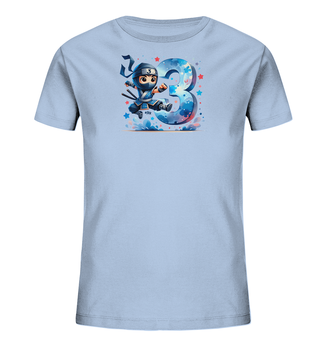 Onlineshop Shirts fuer Kinder - Das Bild zeigt ein hellblaues Kinder-T-Shirt mit einem farbenfrohen Aufdruck. Zu sehen ist eine Comic-Darstellung eines Ninjas, der im Sprung vor einer grossen, kuenstlerisch gestalteten Zahl '3' positioniert ist. Die Zahl ist mit einem sternenuebersaeten Muster gefuellt. Um die Figuren herum sind kleine Sterne abgebildet.