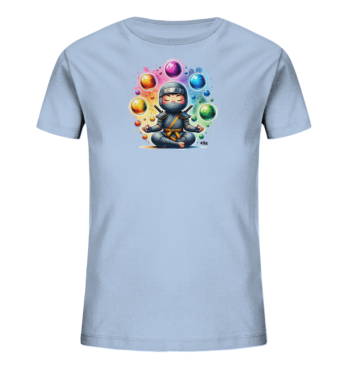 Onlineshop Shirts fuer Kinder - Das Bild zeigt ein hellblaues Kinder-T-Shirt mit einem Druck, der einen Cartoon-Ninja in Meditation darstellt. Der Ninja sitzt mit gekreuzten Beinen und haelt zwei kleine Schwerter. Um ihn herum schweben bunte Kugeln in verschiedenen Farben wie Rot, Orange, Gruen und Blau. Ein farbenfroher, aquarellaehnlicher Hintergrund ergaenzt das Motiv und verleiht ihm eine lebendige Ausstrahlung.