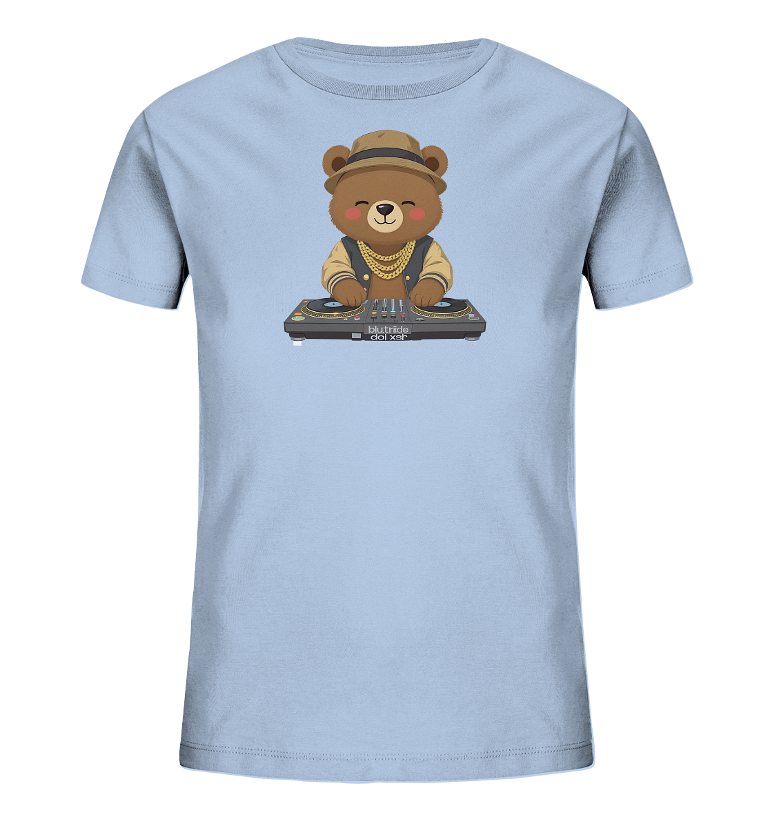 Onlineshop Shirts fuer Kinder - Das Bild zeigt ein hellblaues T-Shirt fuer Kinder. Auf der Vorderseite ist ein laechelnder Cartoon-Baer abgebildet, der einen Hut, eine goldene Kette und eine Jacke traegt. Der Baer bedient ein DJ-Mischpult, was dem Design einen verspielten und coolen Charakter verleiht.