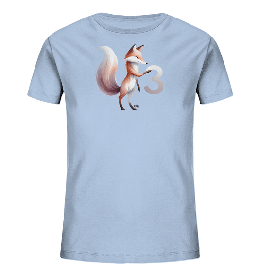 Onlineshop Shirts fuer Kinder - Das Bild zeigt ein hellblaues T-Shirt mit einer Illustration eines Fuchses, der die Zahl Drei haelt. Der Fuchs ist orange-rot mit einem buschigen Schwanz und einem freundlichen Gesicht. Die grosse Zahl Drei ist in einem sanften Farbton daneben platziert. Das Design wirkt verspielt und ansprechend fuer Kinder.