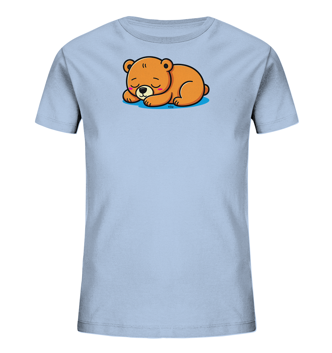 Onlineshop Shirts fuer Kinder - Das Bild zeigt ein hellblaues Kinder-T-Shirt mit einer niedlichen Illustration eines schlafenden braunen Baeren auf der Vorderseite. Der Baer liegt zusammengerollt und hat die Augen geschlossen, waehrend er auf einer blauen, schattigen Flaeche ruht. Das Design ist cartoonhaft und verleiht dem Shirt einen ruhigen und verspielten Charakter.