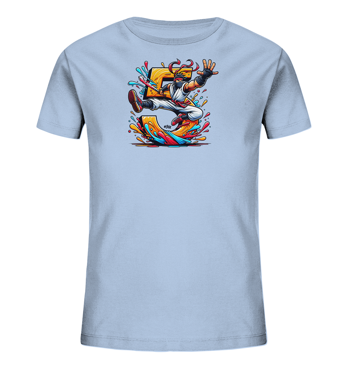 Onlineshop Shirts fuer Kinder - Das Bild zeigt ein hellblaues T-Shirt fuer Kinder mit einem grossen, farbenfrohen Aufdruck. Im Zentrum des Designs steht die Zahl '5' in Gelb, um die herum eine Figur in dynamischer Pose springt. Das Motiv wird von bunten Farbspritzern in verschiedenen Farben wie Rot, Blau und Gelb umgeben. Das Gesamtbild wirkt energiegeladen und verspielt.