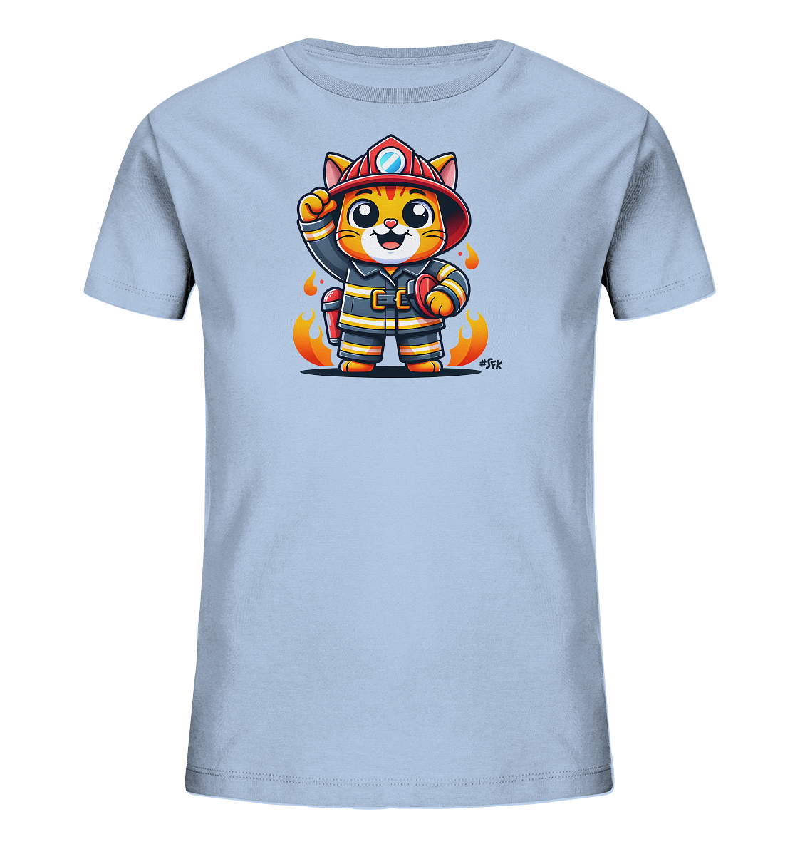Onlineshop Shirts fuer Kinder - Das Bild zeigt ein hellblaues T-Shirt fuer Kinder, bedruckt mit einer niedlichen Illustration. Ein froehlicher, cartoonhafter Kater ist in einer Feuerwehrmann-Uniform mit Helm dargestellt. Er haelt einen Schlauch oder Feuerloescher und steht zwischen kleinen Flammen. Das Design ist farbenfroh und spricht junge Tierfreunde an.