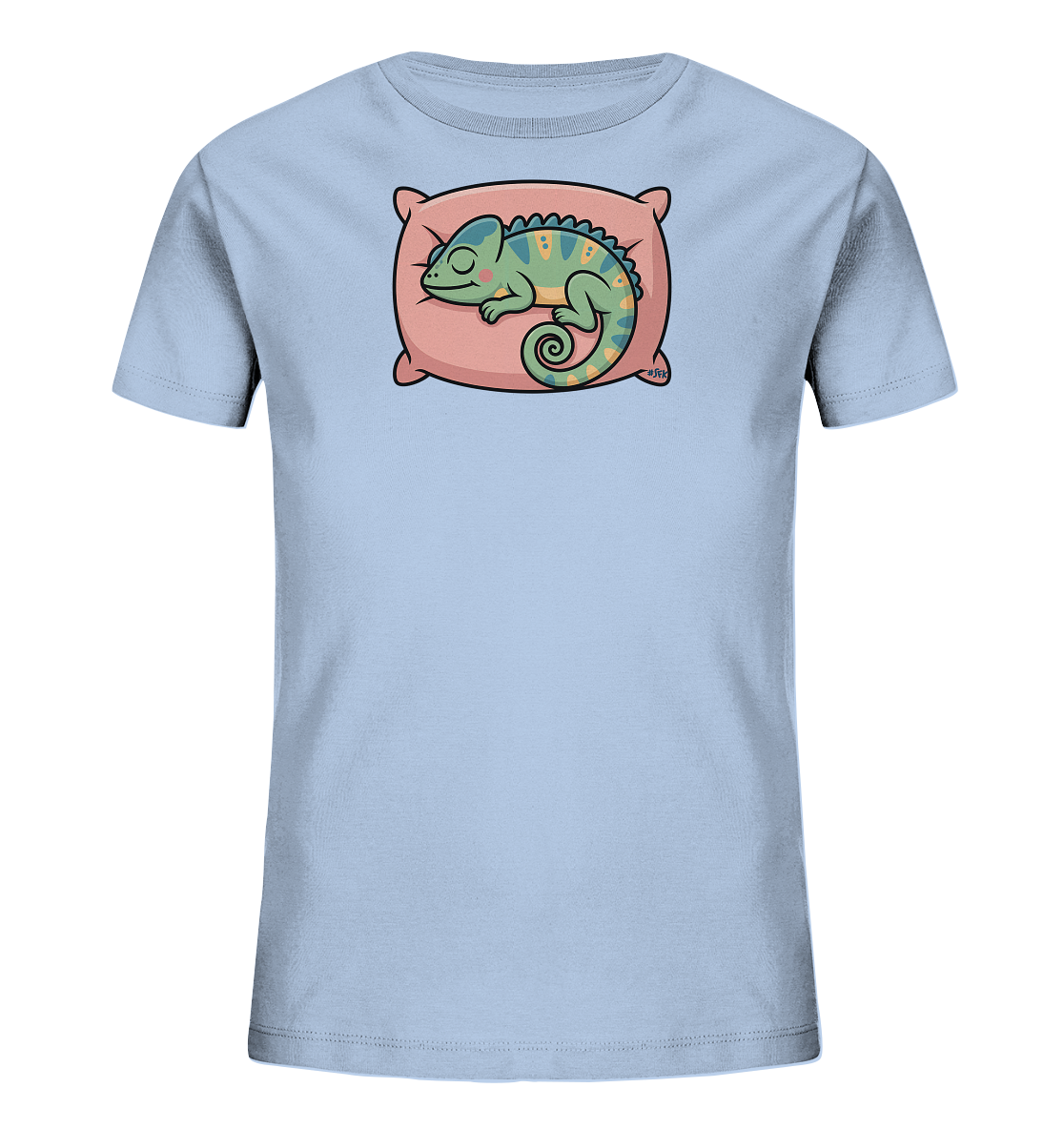 Onlineshop Shirts fuer Kinder - Das Bild zeigt ein hellblaues Kinder-T-Shirt mit einem niedlichen Aufdruck. Ein Chamaeleon liegt zusammengerollt auf einem rosafarbenen Kissen und scheint zu schlafen. Das Chamaeleon ist in Gruentoenen mit gelben Akzenten dargestellt und hat einen friedlichen Ausdruck. Das Design wirkt ruhig und ansprechend fuer Kinder.