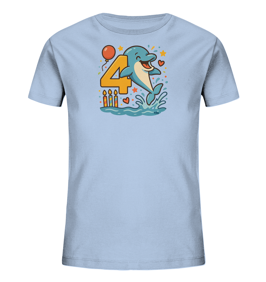 Onlineshop Shirts fuer Kinder - Das Bild zeigt ein hellblaues T-Shirt mit einer farbenfrohen Illustration eines Delfins, der aus dem Wasser springt. Neben ihm steht eine grosse orange Zahl '4'. Das Motiv wird ergaenzt durch Geburtstagskerzen, einen Ballon sowie Sterne und Herzen, was dem Design einen froehlichen Touch verleiht.