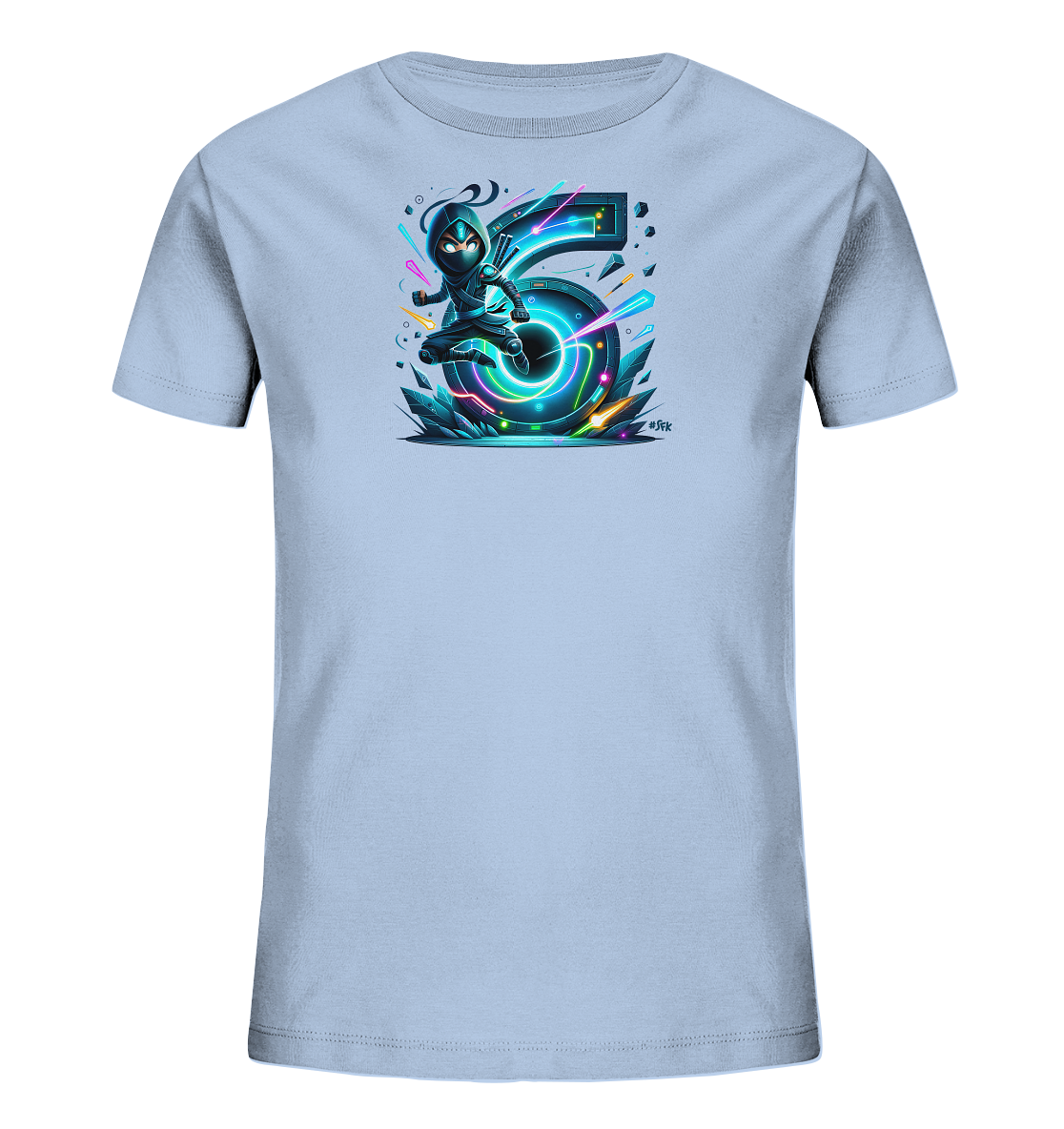 Onlineshop Shirts fuer Kinder - Das hellblaue T-Shirt zeigt eine dynamische Illustration eines futuristischen Charakters, der vor einer grossen, leuchtenden Zahl '6' springt. Das Design ist gepraegt von leuchtenden Neonfarben und geometrischen Formen. Der dunkel gekleidete Charakter mit leuchtenden Augen ist umgeben von Energieeffekten und kristallinen Elementen. Die Grafik wirkt modern und energiegeladen.