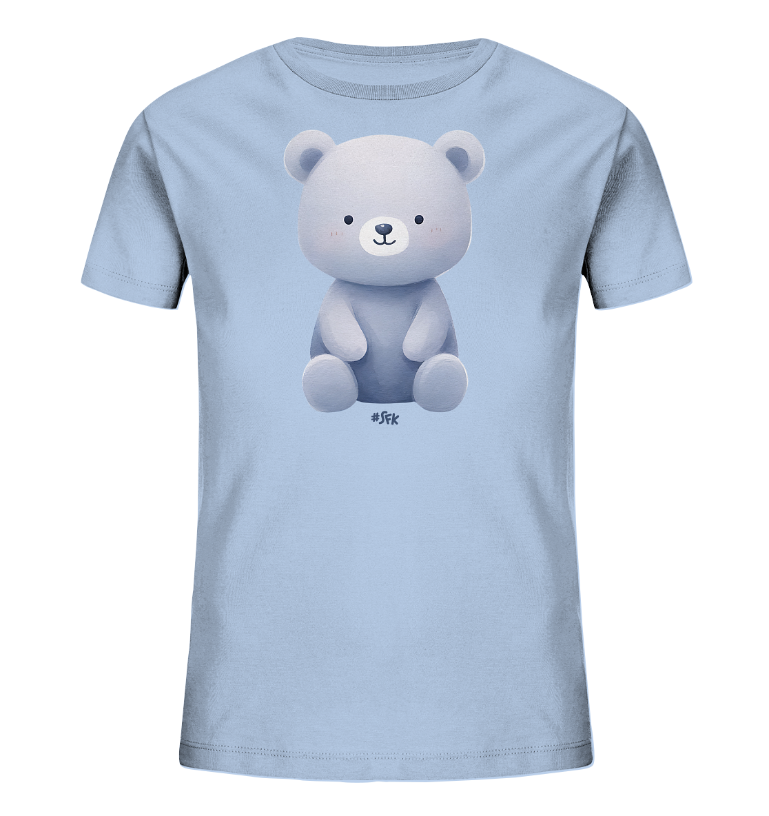 Onlineshop Shirts fuer Kinder - Das Bild zeigt ein hellblaues Kinder-T-Shirt mit einem niedlichen Motiv auf der Vorderseite. Zentral platziert ist ein grauer, cartoonhafter Baer, der aufrecht sitzt. Der Baer hat grosse Ohren und ein freundliches Gesicht mit rosa Wangen, was ihm ein suesses Aussehen verleiht. Dieses T-Shirt-Design wirkt schlicht und ansprechend fuer Kinder.