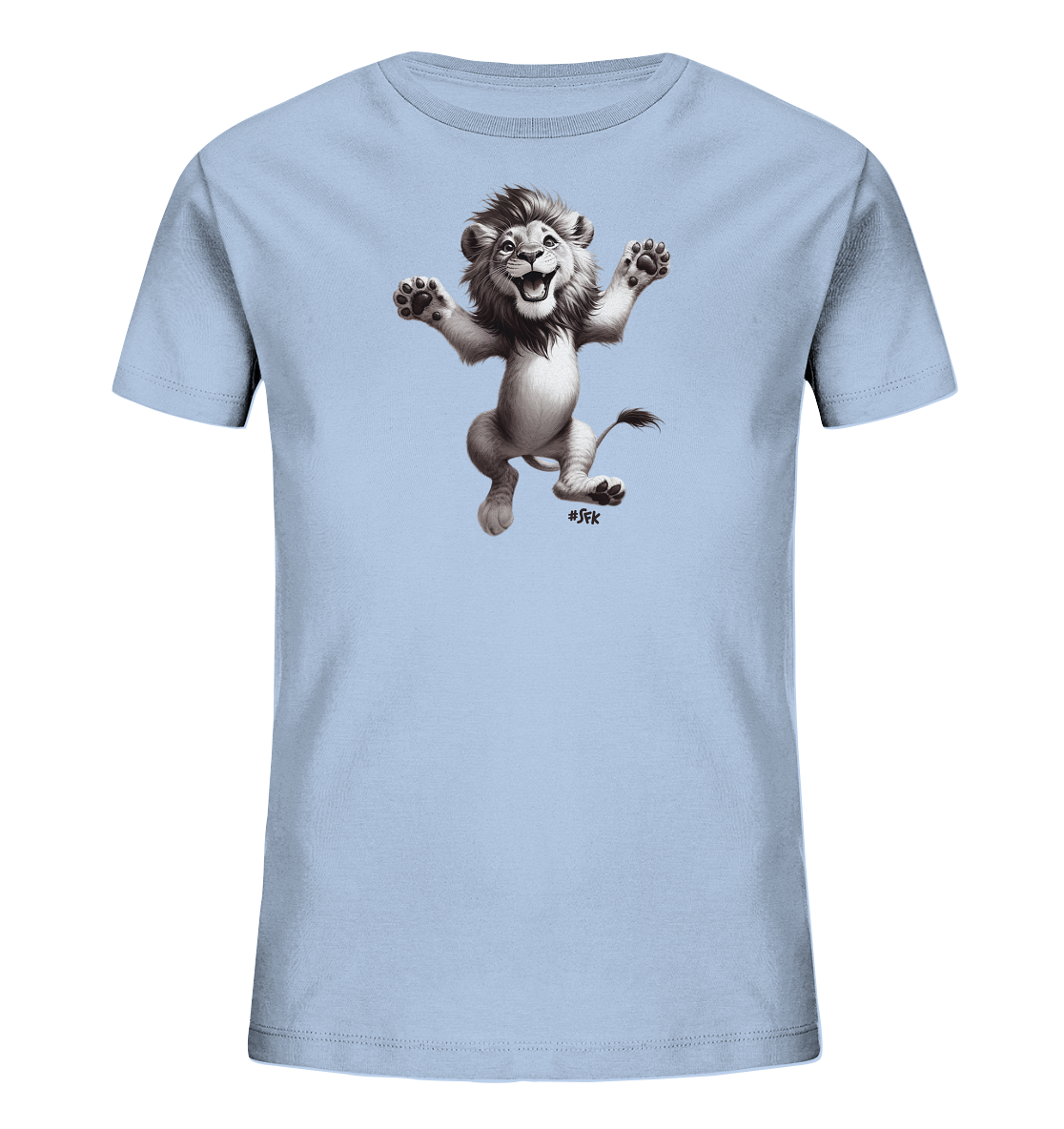 Onlineshop Shirts fuer Kinder - Das Bild zeigt ein hellblaues Kinder-T-Shirt mit einem lustigen Loewen-Motiv auf der Vorderseite. Der cartoonartige Loewe springt froehlich mit erhobenen Pfoten. Die Grafik ist detailreich in Graustufen gestaltet und zeigt den Loewen mit einem breiten Laecheln. Ein verspieltes Design fuer kleine Abenteurer.
