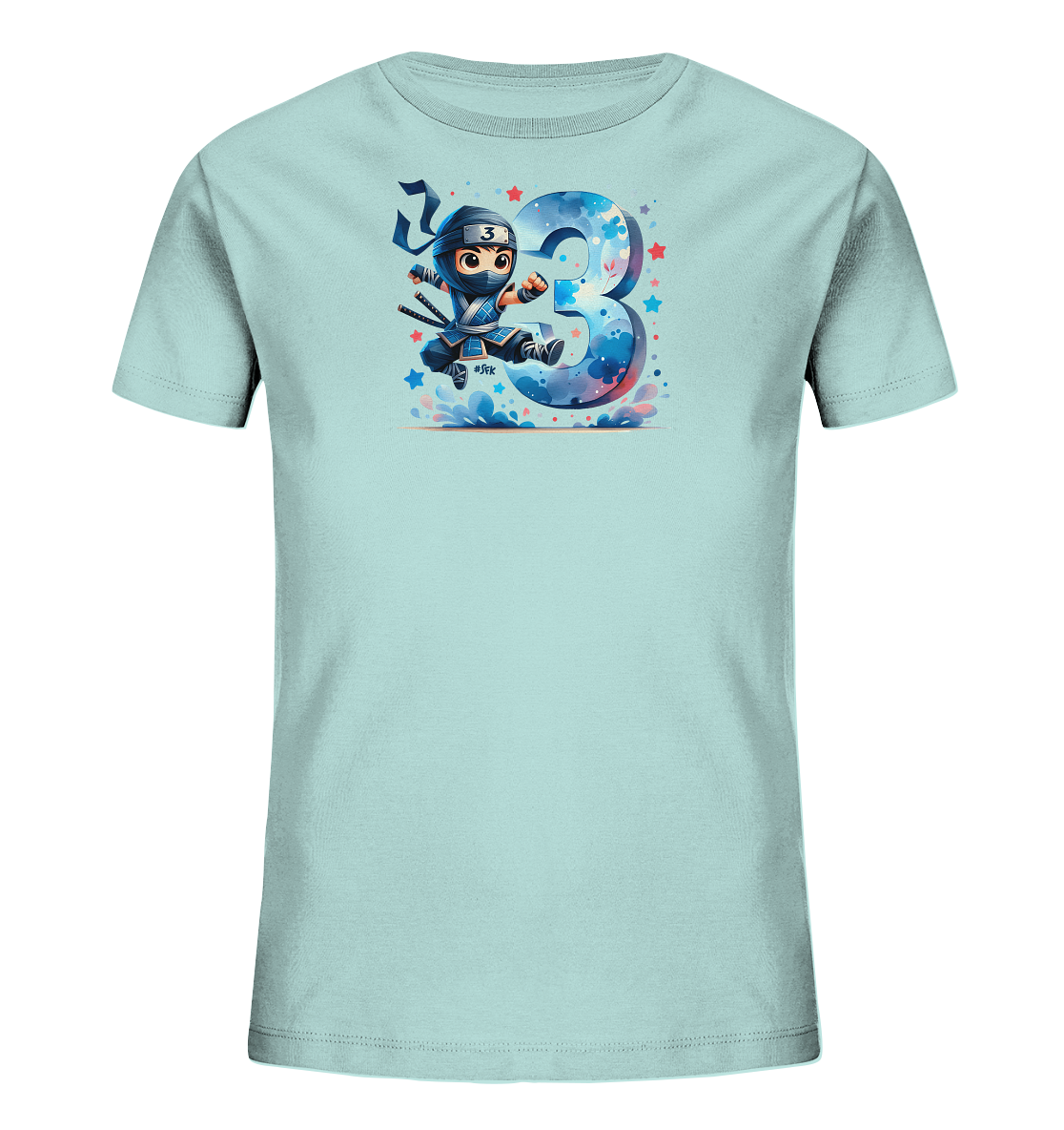 Onlineshop Shirts fuer Kinder - Das Bild zeigt ein hellblaues T-Shirt fuer Kinder. Auf der Vorderseite ist eine Illustration eines kleinen Ninja-Charakters abgebildet, der springt. Daneben ist die grosse Zahl "3" in einem kuenstlerischen Stil mit Sternen und Farbspritzern in Blau und Pink zu sehen. Das Design wirkt dynamisch und verspielt, ideal fuer ein Kinderoutfit.