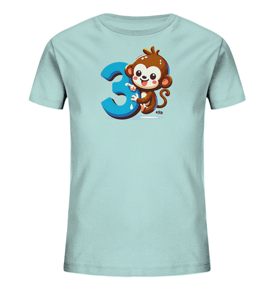 Onlineshop Shirts fuer Kinder - Das Bild zeigt ein hellblaues Kinder-T-Shirt mit einem niedlichen Motiv. Auf der Vorderseite ist ein lachender Cartoon-Affe abgebildet, der neben einer grossen, blauen Zahl 3 sitzt. Das Design ist farbenfroh und verspielt, ideal fuer junge Kinder. Der Affe hat braunes Fell, eine helle Schnauze und froehliche Augen.