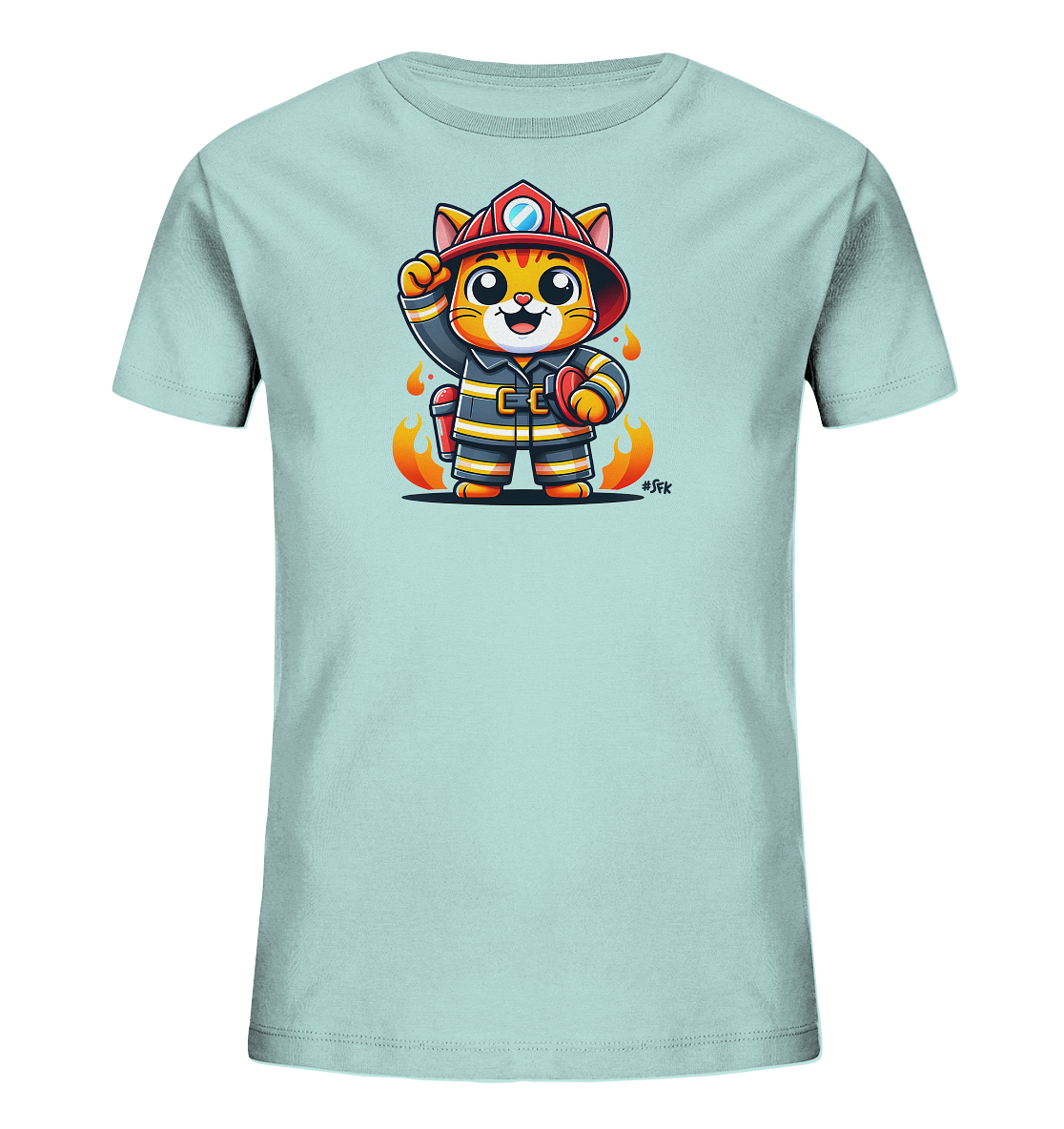 Onlineshop Shirts fuer Kinder - Das Bild zeigt ein hellblaues T-Shirt fuer Kinder mit einem suessen Motiv einer Katze in Feuerwehruniform. Die Katze traegt einen roten Helm und eine dunkelblaue Uniform mit gelben Streifen. Sie haelt einen Feuerloescher und winkt froehlich. Kleine Flammen sind im Hintergrund des Designs zu sehen.
