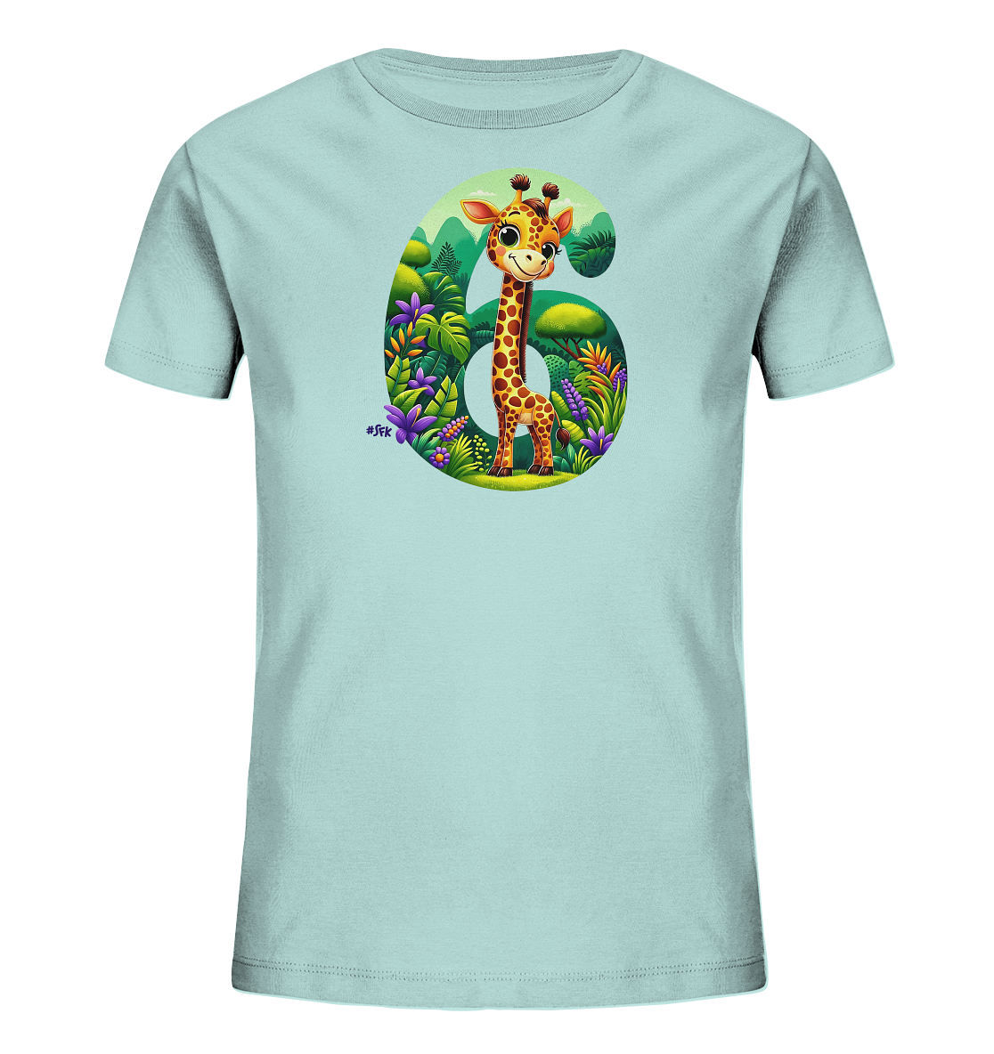 Onlineshop Shirts fuer Kinder - Das Bild zeigt ein hellblaues Kinder-T-Shirt. Auf der Vorderseite ist die grosse Zahl "6" abgebildet, die mit einer detailreichen Dschungelszene und bunten Pflanzen gefuellt ist. Davor steht eine freundliche, cartoonhafte Giraffe. Die Gesamtgestaltung wirkt froehlich und farbenfroh.