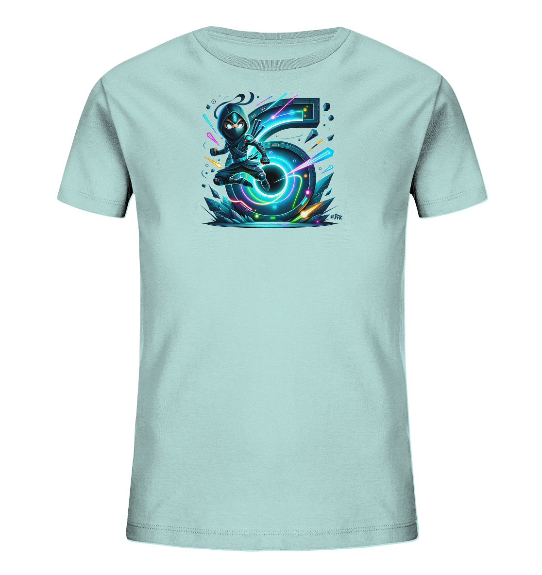 Onlineshop Shirts fuer Kinder - Das Bild zeigt ein hellblaues Kinder-T-Shirt mit einem grossen, bunten Grafikdruck. Im Zentrum des Designs steht die Zahl '6', die in strahlenden Neonfarben leuchtet. Davor ist eine kleine, agile Figur im Ninja-Stil in einer dynamischen Pose zu sehen. Um die zentralen Elemente herum sind abstrakte Formen und Linien angeordnet, die dem Motiv einen energiegeladenen Look verleihen.