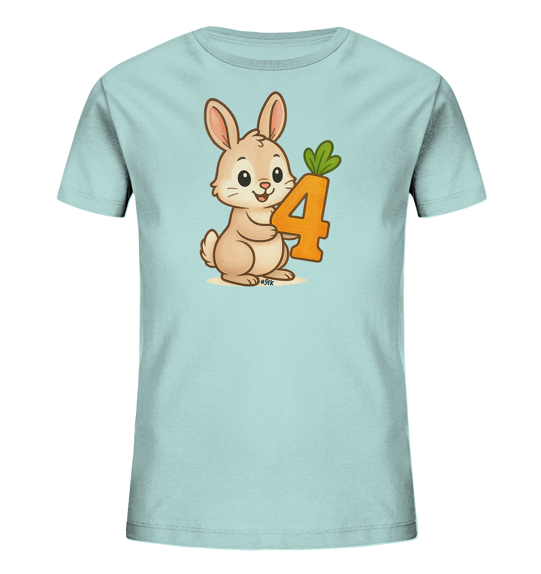 Onlineshop Shirts fuer Kinder - Das Bild zeigt ein hellblaues Kinder T-Shirt mit einem aufgedruckten Motiv eines Hasen und der Zahl 4. Der niedliche Cartoon-Hase haelt die orangefarbene Zahl 4, die wie eine Karotte gestaltet ist. Der Hase hat ein freundliches Gesicht und sitzt aufrecht. Das Design wirkt froehlich und verspielt.