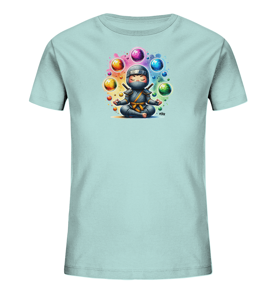 Onlineshop Shirts fuer Kinder - Das Bild zeigt ein hellblaues Kinder T-Shirt mit einer farbenfrohen Grafik. Im Zentrum der Grafik ist eine kleine Figur in Ninja-Kleidung, die meditiert. Um die Figur schweben bunte, leuchtende Kugeln und Farbspritzer, die eine froehliche Atmosphaere schaffen. Das Design ist detailreich und verwendet viele lebendige Farben.