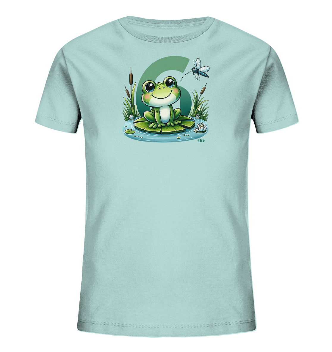 Onlineshop Shirts fuer Kinder - Das Bild zeigt ein hellblaues Kinder-T-Shirt mit einem froehlichen Froschmotiv. Der Cartoon-Frosch sitzt auf einem Seerosenblatt in einem Teich, umgeben von Schilf und Wasserlilien. Im Hintergrund ist prominent die Zahl Sechs zu sehen, und eine Libelle schwebt darueber. Das Design ist farbenfroh und detailreich, perfekt fuer Kinder.